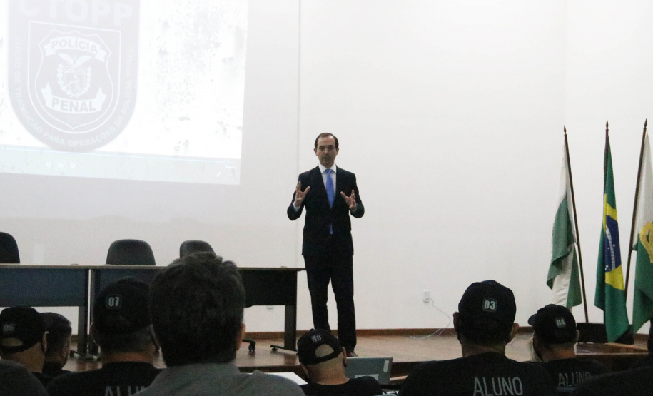 O Departamento de Polícia Penal (Deppen), por meio da Escola de Formação e Aperfeiçoamento Penitenciário (ESPEN), encerrou nesta segunda-feira (22/11) a primeira turma do Curso de Transição em Operações da Polícia Penal (CTOPP), em Curitiba. O curso objetiva promover o nivelamento dos futuros policiais penais do Estado para a ocupação fim. Na primeira turma foram 12 profissionais formados. - Curitibq, 22/11/2021 - Foto: SESP-PR