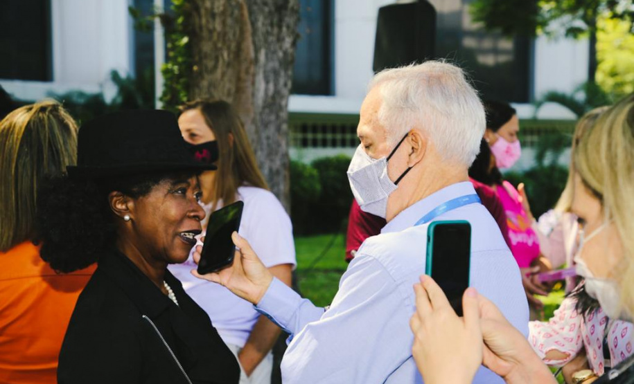 Diversas entidades da sociedade civil e várias secretarias do governo, estiveram reunidas hoje pela manhã em frente ao Palácio das Araucárias uma manifestação para celebrar o Dia Internacional de Não Violência Contra a Mulher. Foto: SEJUF