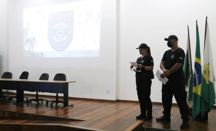O Departamento de Polícia Penal (Deppen), por meio da Escola de Formação e Aperfeiçoamento Penitenciário (ESPEN), encerrou nesta segunda-feira (22/11) a primeira turma do Curso de Transição em Operações da Polícia Penal (CTOPP), em Curitiba. O curso objetiva promover o nivelamento dos futuros policiais penais do Estado para a ocupação fim. Na primeira turma foram 12 profissionais formados. - Curitibq, 22/11/2021 - Foto: SESP-PR