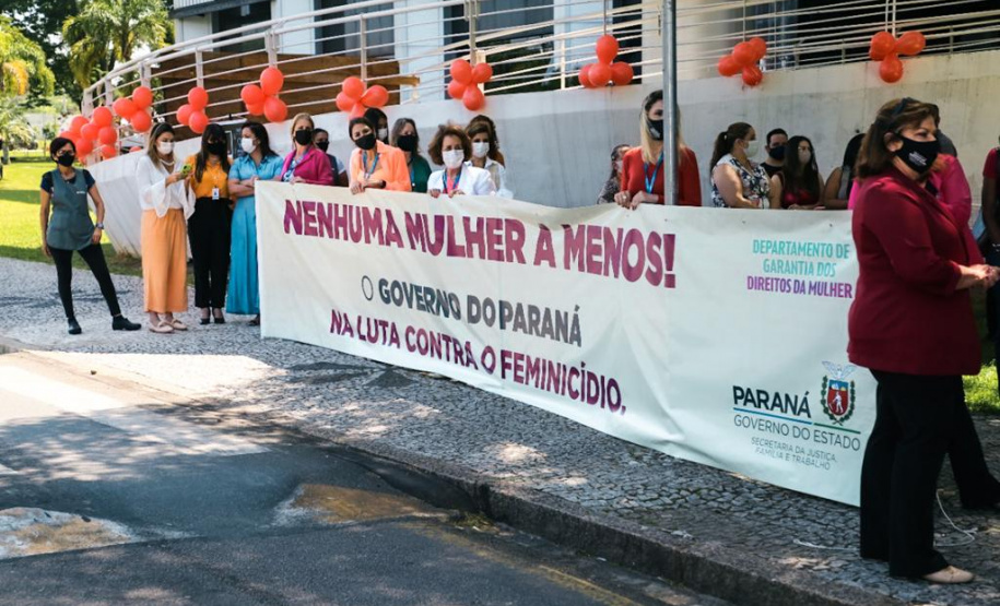 Diversas entidades da sociedade civil e várias secretarias do governo, estiveram reunidas hoje pela manhã em frente ao Palácio das Araucárias uma manifestação para celebrar o Dia Internacional de Não Violência Contra a Mulher. Foto: SEJUF