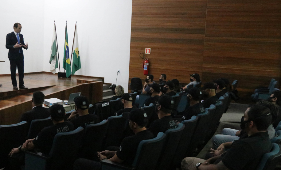 O Departamento de Polícia Penal (Deppen), por meio da Escola de Formação e Aperfeiçoamento Penitenciário (ESPEN), encerrou nesta segunda-feira (22/11) a primeira turma do Curso de Transição em Operações da Polícia Penal (CTOPP), em Curitiba. O curso objetiva promover o nivelamento dos futuros policiais penais do Estado para a ocupação fim. Na primeira turma foram 12 profissionais formados. - Curitibq, 22/11/2021 - Foto: SESP-PR
