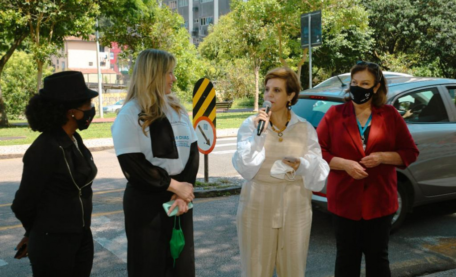 Diversas entidades da sociedade civil e várias secretarias do governo, estiveram reunidas hoje pela manhã em frente ao Palácio das Araucárias uma manifestação para celebrar o Dia Internacional de Não Violência Contra a Mulher. Foto: SEJUF