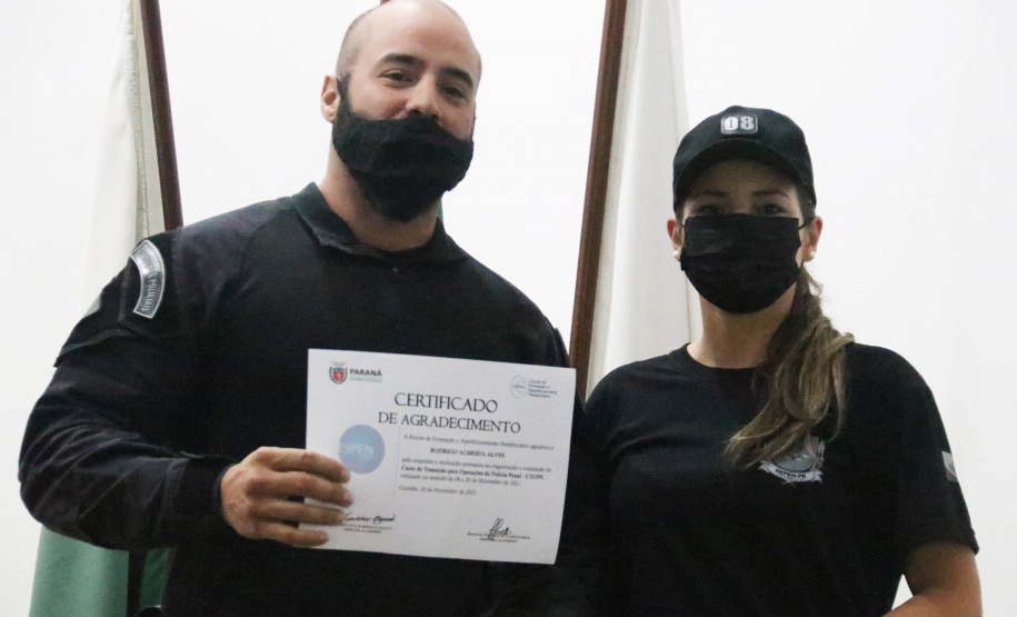 O Departamento de Polícia Penal (Deppen), por meio da Escola de Formação e Aperfeiçoamento Penitenciário (ESPEN), encerrou nesta segunda-feira (22/11) a primeira turma do Curso de Transição em Operações da Polícia Penal (CTOPP), em Curitiba. O curso objetiva promover o nivelamento dos futuros policiais penais do Estado para a ocupação fim. Na primeira turma foram 12 profissionais formados. - Curitibq, 22/11/2021 - Foto: SESP-PR