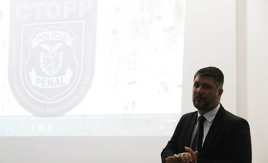 O Departamento de Polícia Penal (Deppen), por meio da Escola de Formação e Aperfeiçoamento Penitenciário (ESPEN), encerrou nesta segunda-feira (22/11) a primeira turma do Curso de Transição em Operações da Polícia Penal (CTOPP), em Curitiba. O curso objetiva promover o nivelamento dos futuros policiais penais do Estado para a ocupação fim. Na primeira turma foram 12 profissionais formados. - Curitibq, 22/11/2021 - Foto: SESP-PR