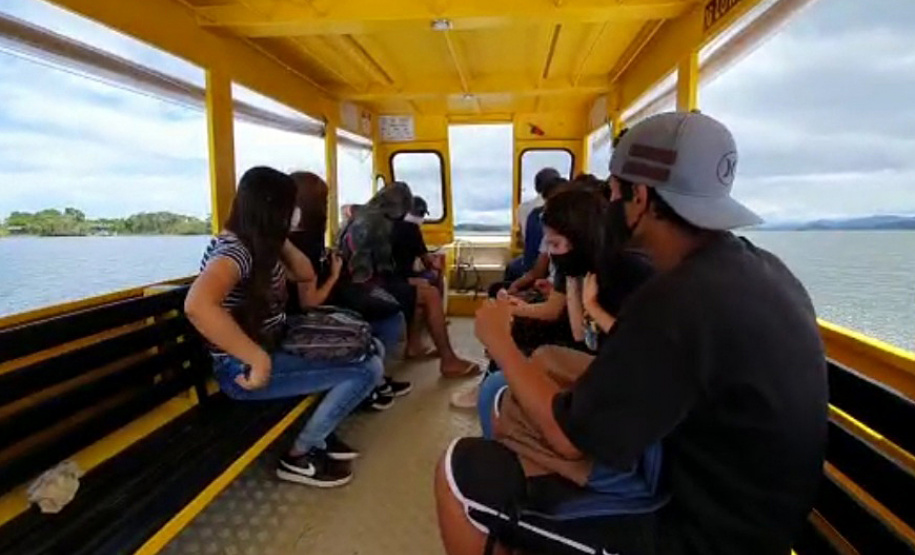 Aramis Barbosa, diretor do Colégio Estadual Ilha Rasa, em Guaraqueçaba, buscou de barco os estudantes que fizeram a prova do Saeb (Sistema Nacional de Avaliação da Educação Básica) nesta terça-feira (9). O colégio teve 100% de presença, aplicando o exame aos 23 alunos do 9º ano do Ensino Fundamental e 13 alunos do 3º ano do Ensino Médio. Foto:SEED