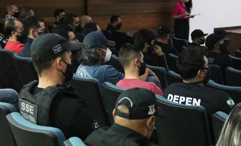O Departamento de Polícia Penal (Deppen), por meio da Escola de Formação e Aperfeiçoamento Penitenciário (ESPEN), encerrou nesta segunda-feira (22/11) a primeira turma do Curso de Transição em Operações da Polícia Penal (CTOPP), em Curitiba. O curso objetiva promover o nivelamento dos futuros policiais penais do Estado para a ocupação fim. Na primeira turma foram 12 profissionais formados. - Curitibq, 22/11/2021 - Foto: SESP-PR