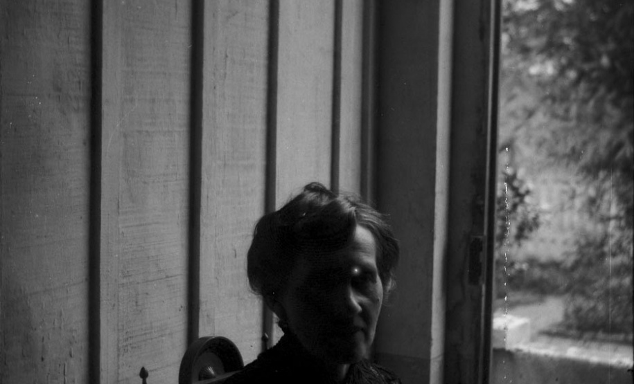 A partir de imagens reproduzidas de coleções de fotografia do museu, além de câmeras fotográficas, chapas de negativo de vidro e outros suportes fotográficos, o Museu da Imagem e do Som do Paraná apresenta a exposição Imagens do MIS: Diálogos com o Tempo. Com material variado ? ícones produzidos entre 1910 e 1980 ?, a mostra é a primeira com audiodescrição do museu, refletindo a preocupação com a inclusão.  - Curitiba, 26/11/2021 - Foto: Acervo MIS