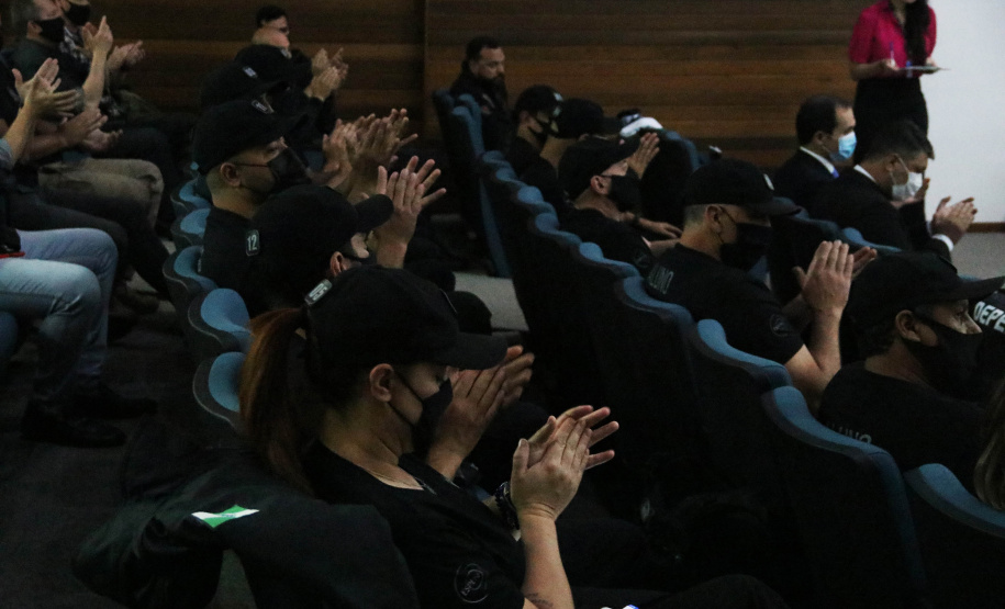 O Departamento de Polícia Penal (Deppen), por meio da Escola de Formação e Aperfeiçoamento Penitenciário (ESPEN), encerrou nesta segunda-feira (22/11) a primeira turma do Curso de Transição em Operações da Polícia Penal (CTOPP), em Curitiba. O curso objetiva promover o nivelamento dos futuros policiais penais do Estado para a ocupação fim. Na primeira turma foram 12 profissionais formados. - Curitibq, 22/11/2021 - Foto: SESP-PR