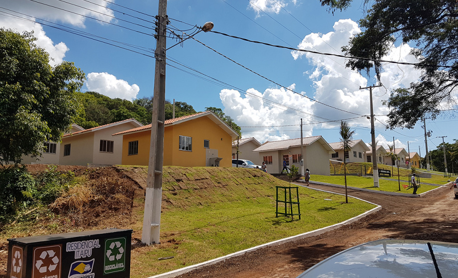 Dezesseis famílias de Guaraniaçu, na região Oeste do Paraná, receberam nesta sexta-feira (12) as chaves de suas novas moradias. Elas foram beneficiadas por um projeto de parceria do Governo do Estado com a Itaipu Binacional e a administração municipal, que recebeu pouco mais de R$ 1 milhão de investimento. - Guaraniaçu, 12/11/2021 -  Foto: Rafael Kikuti / Cohapar