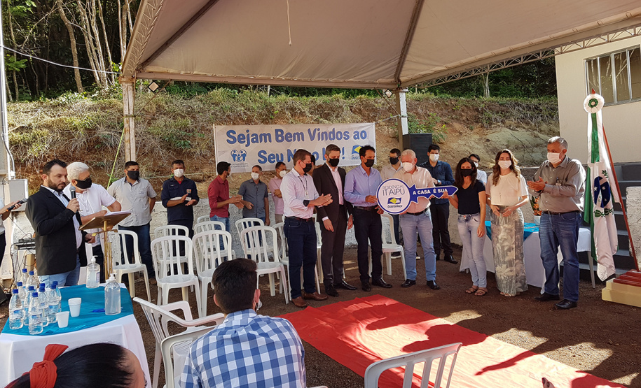 Dezesseis famílias de Guaraniaçu, na região Oeste do Paraná, receberam nesta sexta-feira (12) as chaves de suas novas moradias. Elas foram beneficiadas por um projeto de parceria do Governo do Estado com a Itaipu Binacional e a administração municipal, que recebeu pouco mais de R$ 1 milhão de investimento. - Guaraniaçu, 12/11/2021 -  Foto: Rafael Kikuti / Cohapar