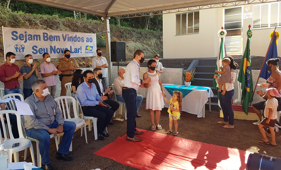 Dezesseis famílias de Guaraniaçu, na região Oeste do Paraná, receberam nesta sexta-feira (12) as chaves de suas novas moradias. Elas foram beneficiadas por um projeto de parceria do Governo do Estado com a Itaipu Binacional e a administração municipal, que recebeu pouco mais de R$ 1 milhão de investimento. - Guaraniaçu, 12/11/2021 -  Foto: Rafael Kikuti / Cohapar