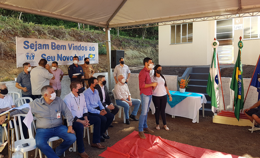 Dezesseis famílias de Guaraniaçu, na região Oeste do Paraná, receberam nesta sexta-feira (12) as chaves de suas novas moradias. Elas foram beneficiadas por um projeto de parceria do Governo do Estado com a Itaipu Binacional e a administração municipal, que recebeu pouco mais de R$ 1 milhão de investimento. - Guaraniaçu, 12/11/2021 -  Foto: Rafael Kikuti / Cohapar