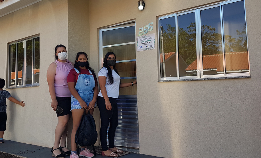 Dezesseis famílias de Guaraniaçu, na região Oeste do Paraná, receberam nesta sexta-feira (12) as chaves de suas novas moradias. Elas foram beneficiadas por um projeto de parceria do Governo do Estado com a Itaipu Binacional e a administração municipal, que recebeu pouco mais de R$ 1 milhão de investimento. - Guaraniaçu, 12/11/2021 -  Foto: Rafael Kikuti / Cohapar