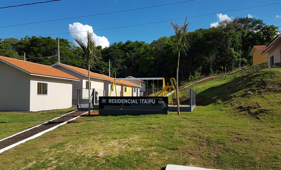 Dezesseis famílias de Guaraniaçu, na região Oeste do Paraná, receberam nesta sexta-feira (12) as chaves de suas novas moradias. Elas foram beneficiadas por um projeto de parceria do Governo do Estado com a Itaipu Binacional e a administração municipal, que recebeu pouco mais de R$ 1 milhão de investimento. - Guaraniaçu, 12/11/2021 -  Foto: Rafael Kikuti / Cohapar