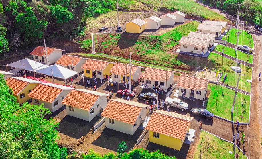 Dezesseis famílias de Guaraniaçu, na região Oeste do Paraná, receberam nesta sexta-feira (12) as chaves de suas novas moradias. Elas foram beneficiadas por um projeto de parceria do Governo do Estado com a Itaipu Binacional e a administração municipal, que recebeu pouco mais de R$ 1 milhão de investimento. - Guaraniaçu, 12/11/2021 -  Foto: Rafael Kikuti / Cohapar