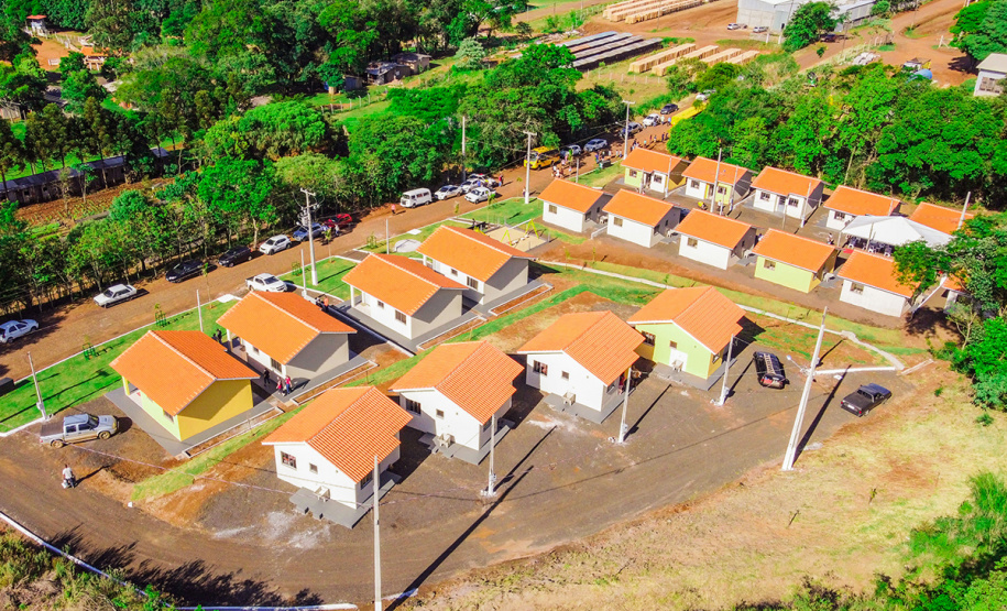 Dezesseis famílias de Guaraniaçu, na região Oeste do Paraná, receberam nesta sexta-feira (12) as chaves de suas novas moradias. Elas foram beneficiadas por um projeto de parceria do Governo do Estado com a Itaipu Binacional e a administração municipal, que recebeu pouco mais de R$ 1 milhão de investimento. - Guaraniaçu, 12/11/2021 -  Foto: Rafael Kikuti / Cohapar
