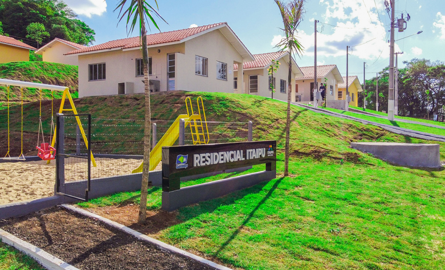 Dezesseis famílias de Guaraniaçu, na região Oeste do Paraná, receberam nesta sexta-feira (12) as chaves de suas novas moradias. Elas foram beneficiadas por um projeto de parceria do Governo do Estado com a Itaipu Binacional e a administração municipal, que recebeu pouco mais de R$ 1 milhão de investimento. - Guaraniaçu, 12/11/2021 -  Foto: Rafael Kikuti / Cohapar