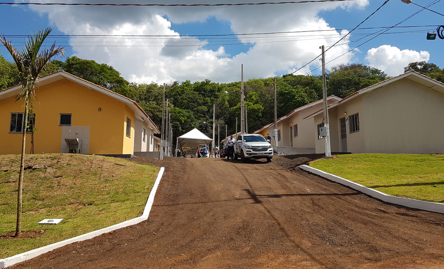 Dezesseis famílias de Guaraniaçu, na região Oeste do Paraná, receberam nesta sexta-feira (12) as chaves de suas novas moradias. Elas foram beneficiadas por um projeto de parceria do Governo do Estado com a Itaipu Binacional e a administração municipal, que recebeu pouco mais de R$ 1 milhão de investimento. - Guaraniaçu, 12/11/2021 -  Foto: Rafael Kikuti / Cohapar