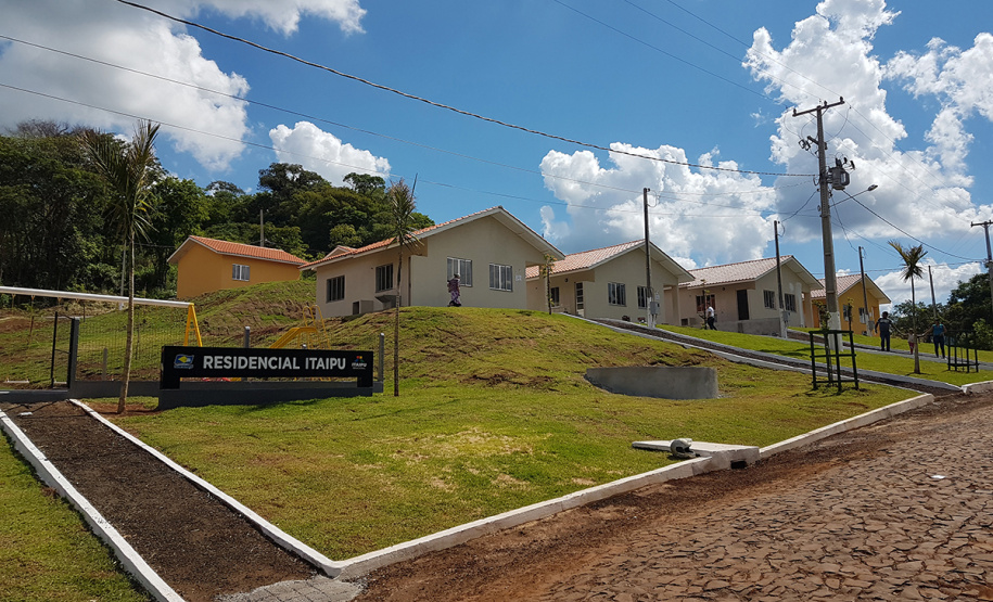 Dezesseis famílias de Guaraniaçu, na região Oeste do Paraná, receberam nesta sexta-feira (12) as chaves de suas novas moradias. Elas foram beneficiadas por um projeto de parceria do Governo do Estado com a Itaipu Binacional e a administração municipal, que recebeu pouco mais de R$ 1 milhão de investimento. - Guaraniaçu, 12/11/2021 -  Foto: Rafael Kikuti / Cohapar