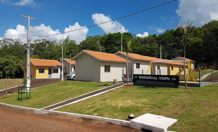 Dezesseis famílias de Guaraniaçu, na região Oeste do Paraná, receberam nesta sexta-feira (12) as chaves de suas novas moradias. Elas foram beneficiadas por um projeto de parceria do Governo do Estado com a Itaipu Binacional e a administração municipal, que recebeu pouco mais de R$ 1 milhão de investimento. - Guaraniaçu, 12/11/2021 -  Foto: Rafael Kikuti / Cohapar