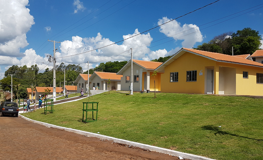 Dezesseis famílias de Guaraniaçu, na região Oeste do Paraná, receberam nesta sexta-feira (12) as chaves de suas novas moradias. Elas foram beneficiadas por um projeto de parceria do Governo do Estado com a Itaipu Binacional e a administração municipal, que recebeu pouco mais de R$ 1 milhão de investimento. - Guaraniaçu, 12/11/2021 -  Foto: Rafael Kikuti / Cohapar