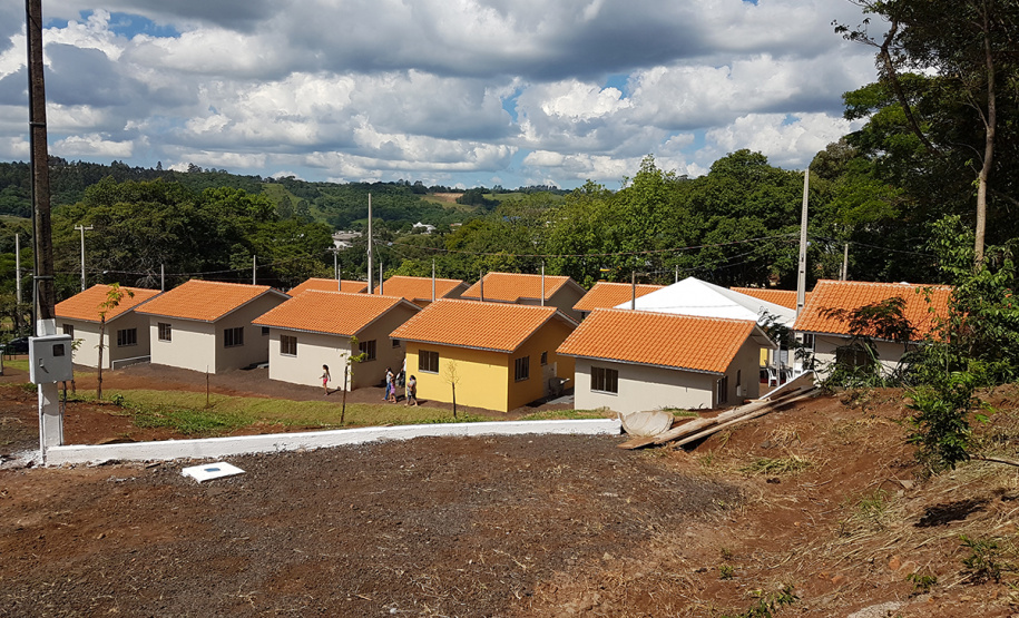 Dezesseis famílias de Guaraniaçu, na região Oeste do Paraná, receberam nesta sexta-feira (12) as chaves de suas novas moradias. Elas foram beneficiadas por um projeto de parceria do Governo do Estado com a Itaipu Binacional e a administração municipal, que recebeu pouco mais de R$ 1 milhão de investimento. - Guaraniaçu, 12/11/2021 -  Foto: Rafael Kikuti / Cohapar