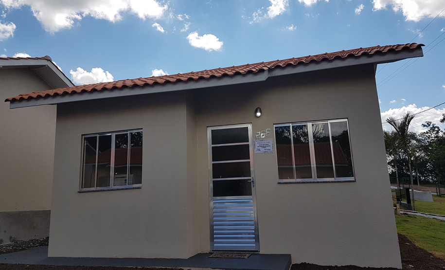 Dezesseis famílias de Guaraniaçu, na região Oeste do Paraná, receberam nesta sexta-feira (12) as chaves de suas novas moradias. Elas foram beneficiadas por um projeto de parceria do Governo do Estado com a Itaipu Binacional e a administração municipal, que recebeu pouco mais de R$ 1 milhão de investimento. - Guaraniaçu, 12/11/2021 -  Foto: Rafael Kikuti / Cohapar