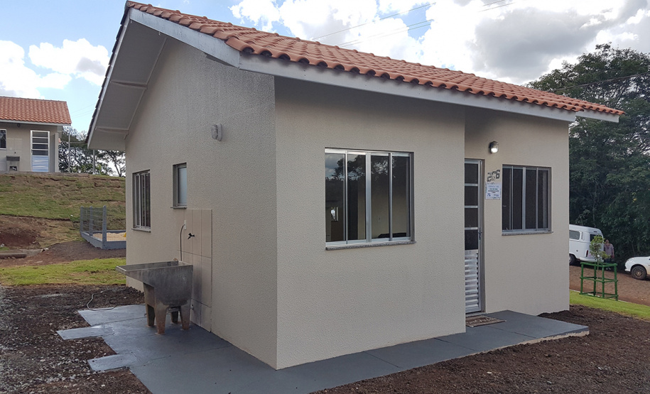 Dezesseis famílias de Guaraniaçu, na região Oeste do Paraná, receberam nesta sexta-feira (12) as chaves de suas novas moradias. Elas foram beneficiadas por um projeto de parceria do Governo do Estado com a Itaipu Binacional e a administração municipal, que recebeu pouco mais de R$ 1 milhão de investimento. - Guaraniaçu, 12/11/2021 -  Foto: Rafael Kikuti / Cohapar