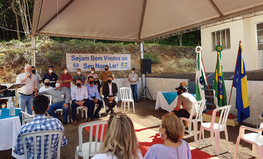 Dezesseis famílias de Guaraniaçu, na região Oeste do Paraná, receberam nesta sexta-feira (12) as chaves de suas novas moradias. Elas foram beneficiadas por um projeto de parceria do Governo do Estado com a Itaipu Binacional e a administração municipal, que recebeu pouco mais de R$ 1 milhão de investimento. - Guaraniaçu, 12/11/2021 -  Foto: Rafael Kikuti / Cohapar