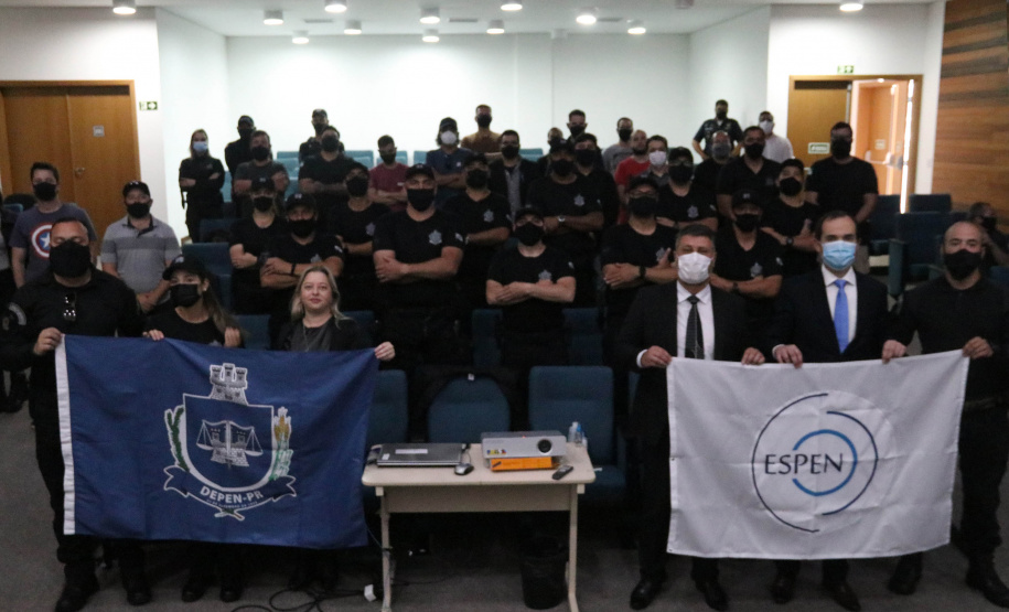 O Departamento de Polícia Penal (Deppen), por meio da Escola de Formação e Aperfeiçoamento Penitenciário (ESPEN), encerrou nesta segunda-feira (22/11) a primeira turma do Curso de Transição em Operações da Polícia Penal (CTOPP), em Curitiba. O curso objetiva promover o nivelamento dos futuros policiais penais do Estado para a ocupação fim. Na primeira turma foram 12 profissionais formados. - Curitibq, 22/11/2021 - Foto: SESP-PR