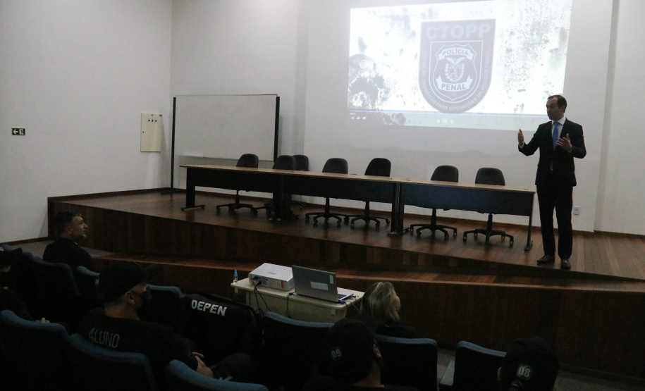 O Departamento de Polícia Penal (Deppen), por meio da Escola de Formação e Aperfeiçoamento Penitenciário (ESPEN), encerrou nesta segunda-feira (22/11) a primeira turma do Curso de Transição em Operações da Polícia Penal (CTOPP), em Curitiba. O curso objetiva promover o nivelamento dos futuros policiais penais do Estado para a ocupação fim. Na primeira turma foram 12 profissionais formados. - Curitibq, 22/11/2021 - Foto: SESP-PR