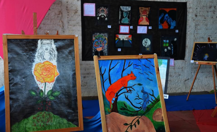 Alunos fazem exposição de arte inspirada no Expressionismo e no Surrealismo