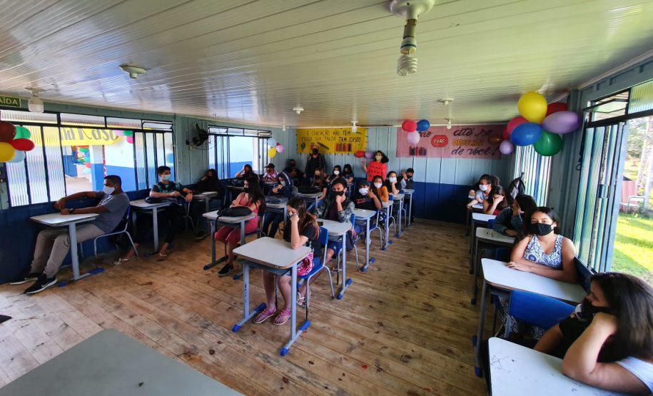 Aramis Barbosa, diretor do Colégio Estadual Ilha Rasa, em Guaraqueçaba, buscou de barco os estudantes que fizeram a prova do Saeb (Sistema Nacional de Avaliação da Educação Básica) nesta terça-feira (9). O colégio teve 100% de presença, aplicando o exame aos 23 alunos do 9º ano do Ensino Fundamental e 13 alunos do 3º ano do Ensino Médio. Foto:SEED