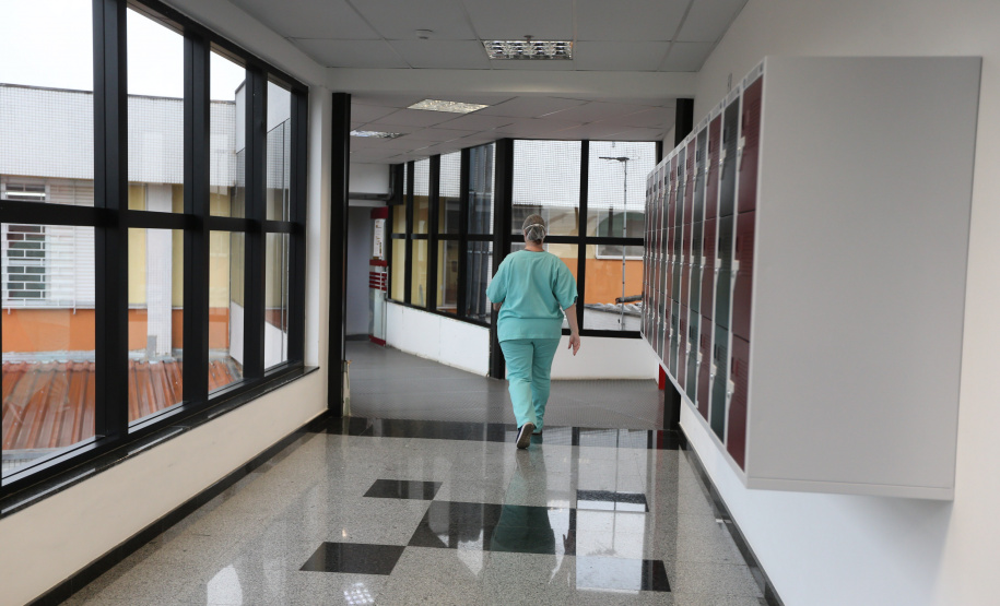 Pela primeira vez em mais de um ano, nenhum óbito é registrado no Paraná em decorrência da Covid-19 - Na foto, imagem ilustrativa da UTI COVID - Hospital Trabalhador em Curitiba - 14/11/2021 - Foto: Geraldo Bubniak/AEN