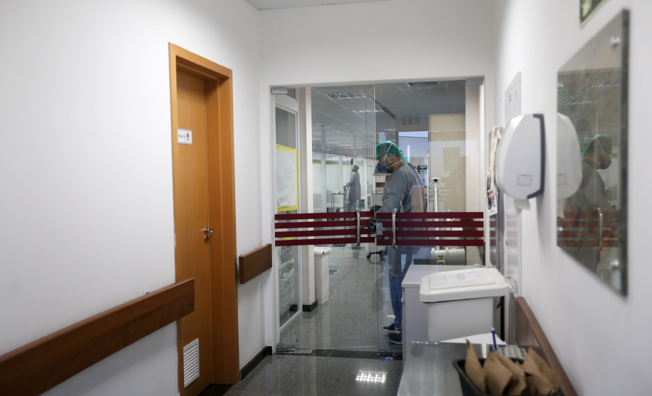 Pela primeira vez em mais de um ano, nenhum óbito é registrado no Paraná em decorrência da Covid-19 - Na foto, imagem ilustrativa da UTI COVID - Hospital Trabalhador em Curitiba - 14/11/2021 - Foto: Geraldo Bubniak/AEN