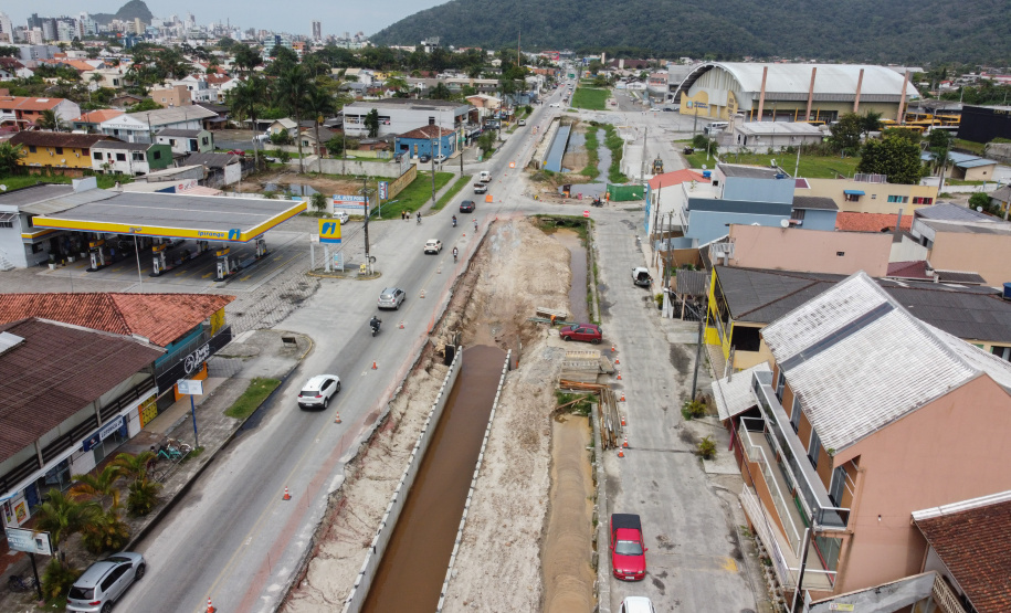 obra de duplicação da Avenida Juscelino Kubitschek (PR-412).   -   13/10/2021 - Foto: Geraldo Bubniak/AEN