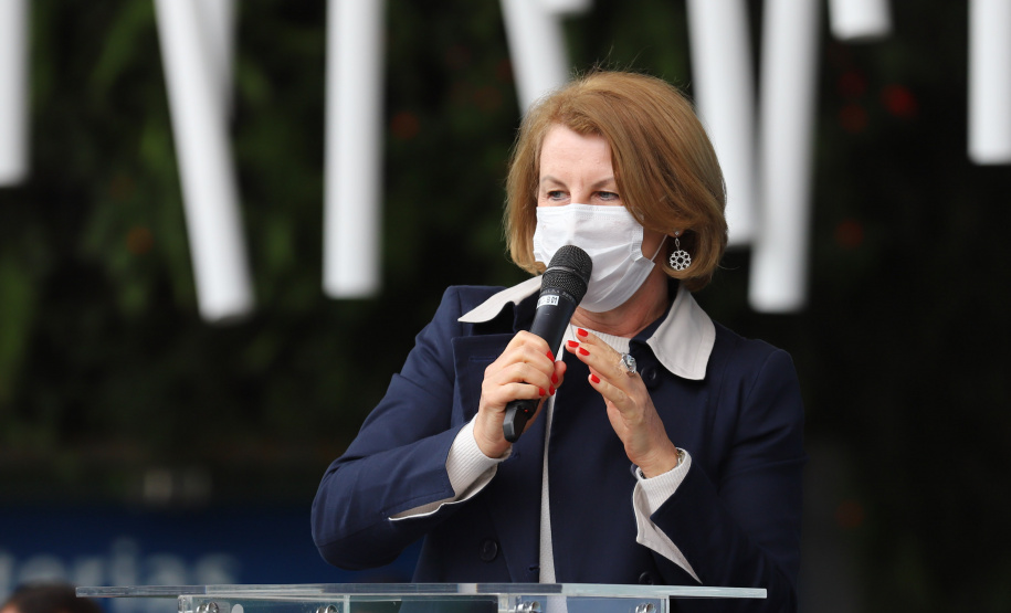 O governador Carlos Massa Ratinho Junior entrrega  nesta quinta-feira (11),  veículos da Estratégia da Saúde da Família no Parque Barigui em Curitiba.  Na foto, a secretária de Saúde de Curitiba, Marcia Huculak.  - 11/11/2021 - Foto: Geraldo Bubniak/AEN
