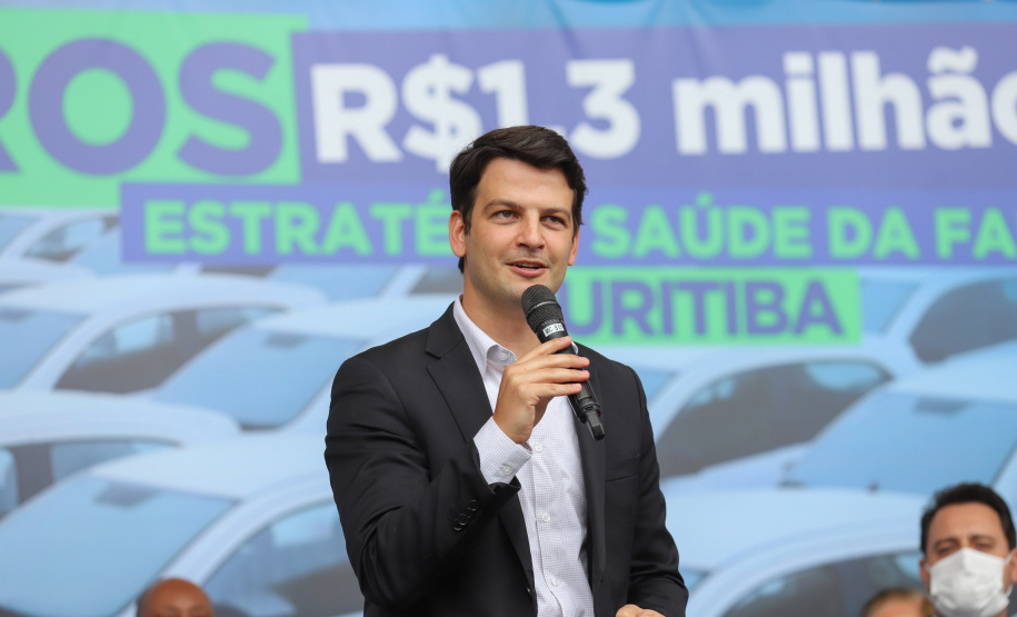 O governador Carlos Massa Ratinho Junior entrrega  nesta quinta-feira (11),  veículos da Estratégia da Saúde da Família no Parque Barigui em Curitiba.  Na foto, o vice-prefeito de Curitiba, Eduardo Pimentel. - 11/11/2021 - Foto: Geraldo Bubniak/AEN