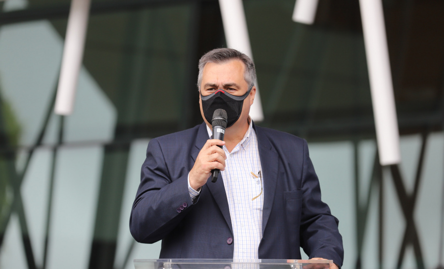 O governador Carlos Massa Ratinho Junior entrrega  nesta quinta-feira (11),  veículos da Estratégia da Saúde da Família no Parque Barigui em Curitiba.  Na foto, Secretário de Estado da Saúde, Beto Preto - 11/11/2021 - Foto: Geraldo Bubniak/AEN