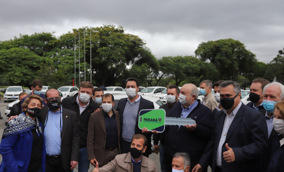 O governador Carlos Massa Ratinho Junior entrrega  nesta quinta-feira (11),  veículos da Estratégia da Saúde da Família no Parque Barigui em Curitiba.   - 11/11/2021