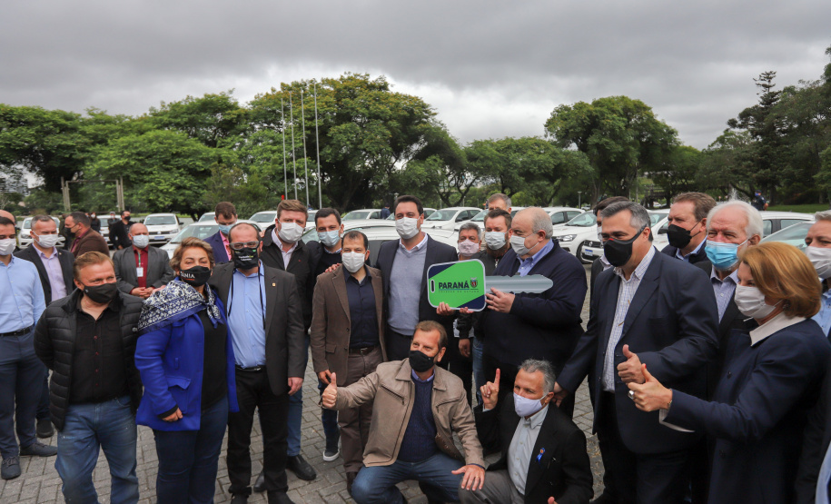 O governador Carlos Massa Ratinho Junior entrrega  nesta quinta-feira (11),  veículos da Estratégia da Saúde da Família no Parque Barigui em Curitiba.   - 11/11/2021