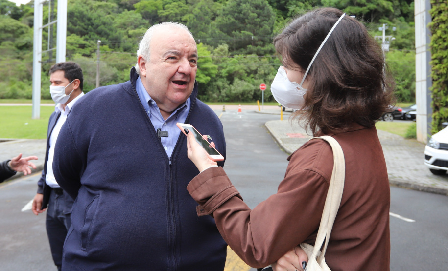 O governador Carlos Massa Ratinho Junior entrrega  nesta quinta-feira (11),  veículos da Estratégia da Saúde da Família no Parque Barigui em Curitiba. Na foto o prefeito de Curitiba, Rafael Greca.   - 11/11/2021 - Foto: Geraldo Bubniak/AEN
