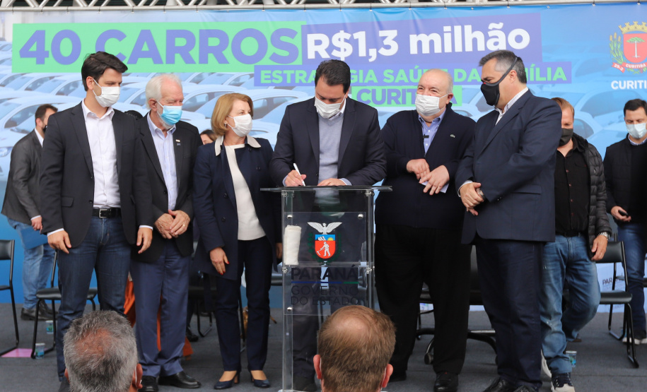 O governador Carlos Massa Ratinho Junior entrrega  nesta quinta-feira (11),  veículos da Estratégia da Saúde da Família no Parque Barigui em Curitiba.   - 11/11/2021