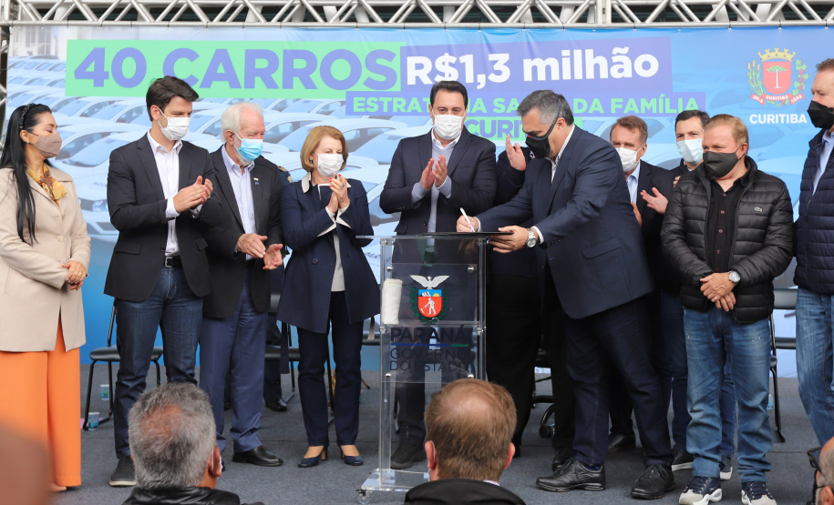 O governador Carlos Massa Ratinho Junior entrrega  nesta quinta-feira (11),  veículos da Estratégia da Saúde da Família no Parque Barigui em Curitiba.   - 11/11/2021