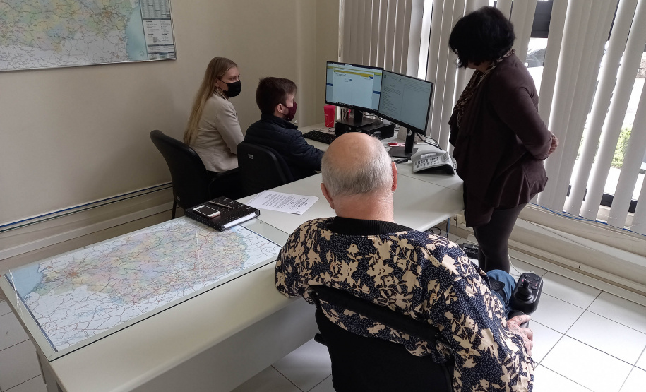 O Departamento de Estradas de Rodagem do Paraná (DER/PR) realizou nesta sexta-feira (12) a fase de lances da licitação do projeto e da obra de duplicação da PR-092, a Rodovia dos Minérios, no perímetro urbano de Almirante Tamandaré, na Região Metropolitana de Curitiba. Foto: Ari Dias/AEN