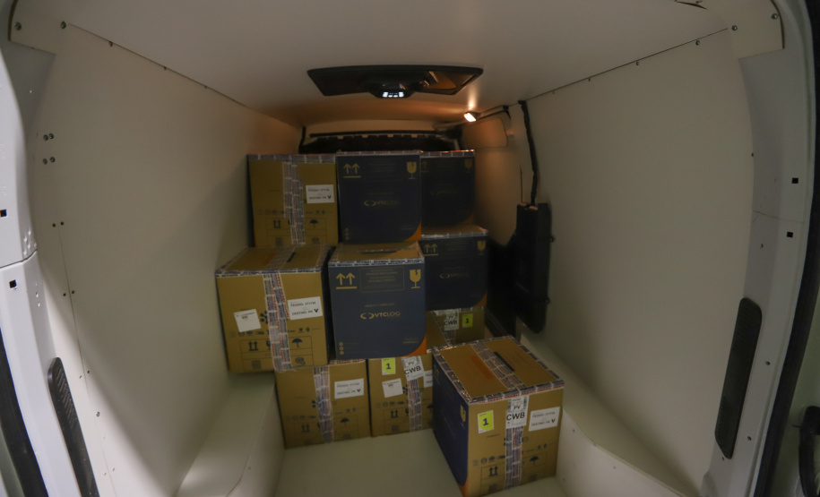 O Governo do Estado recebeu nesta sexta-feira (12), vacinas contra a Covid-19. Os imunizantes sao AstraZeneca/Fiocruz e Pfizer - Curitiba, 12/11/2021 - Foto: Geraldo Bubniak/AEN