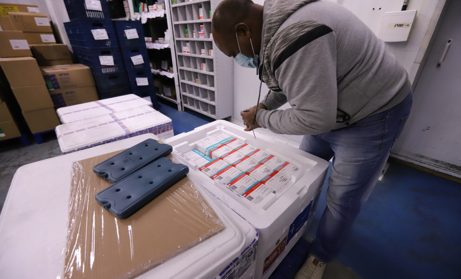 O Governo do Estado recebeu nesta sexta-feira (12), vacinas contra a Covid-19. Os imunizantes sao AstraZeneca/Fiocruz e Pfizer - Curitiba, 12/11/2021 - Foto: Geraldo Bubniak/AEN