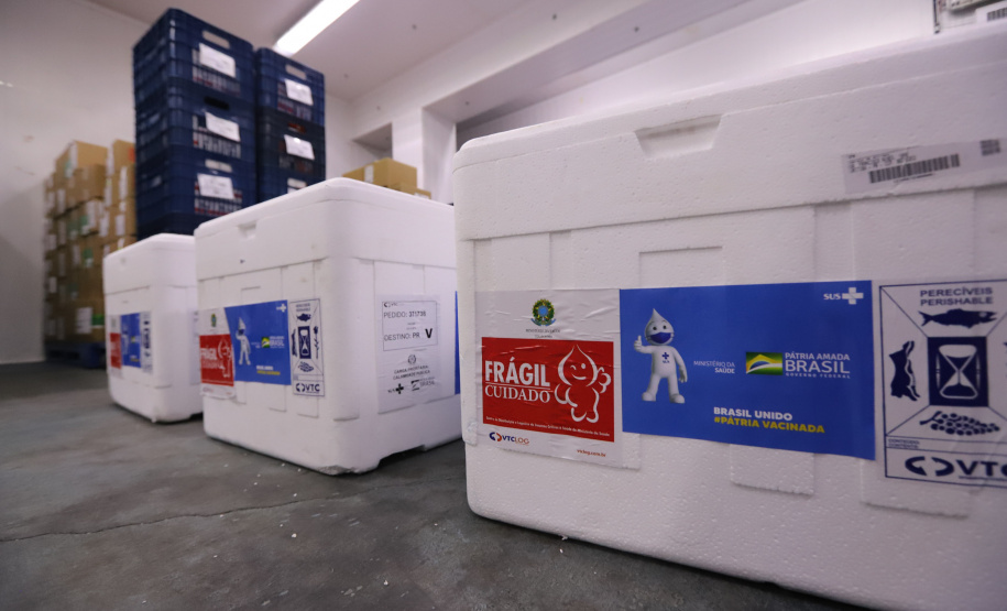 O Governo do Estado recebeu nesta sexta-feira (12), vacinas contra a Covid-19. Os imunizantes sao AstraZeneca/Fiocruz e Pfizer - Curitiba, 12/11/2021 - Foto: Geraldo Bubniak/AEN