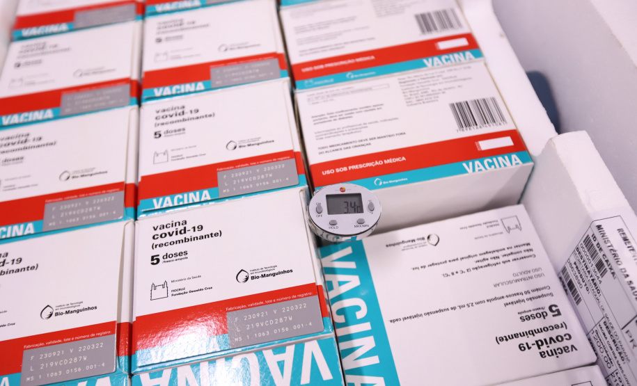 O Governo do Estado recebeu nesta sexta-feira (12), vacinas contra a Covid-19. Os imunizantes sao AstraZeneca/Fiocruz e Pfizer - Curitiba, 12/11/2021 - Foto: Geraldo Bubniak/AEN