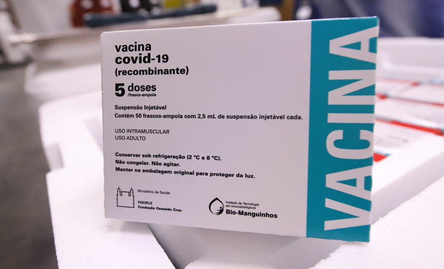 O Governo do Estado recebeu nesta sexta-feira (12), vacinas contra a Covid-19. Os imunizantes sao AstraZeneca/Fiocruz e Pfizer - Curitiba, 12/11/2021 - Foto: Geraldo Bubniak/AEN